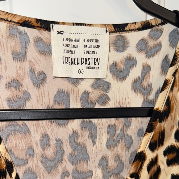 NWT- French Pastry Leopard Print Tie-Front Top size Large - Picture 4 of 13
